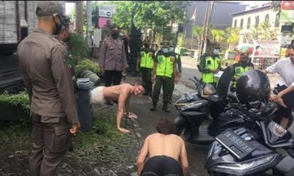 Το Μπαλί τιμωρεί με push-ups όσους δεν φορούν μάσκα για τον κορονοϊό